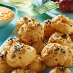 Gougères à la Montbéliard et mayonnaise épicée