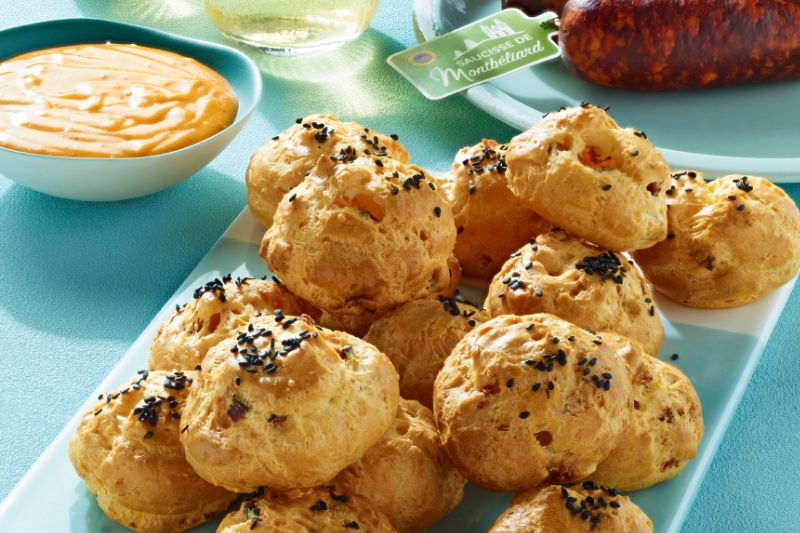 Gougères à la Montbéliard et mayonnaise épicée