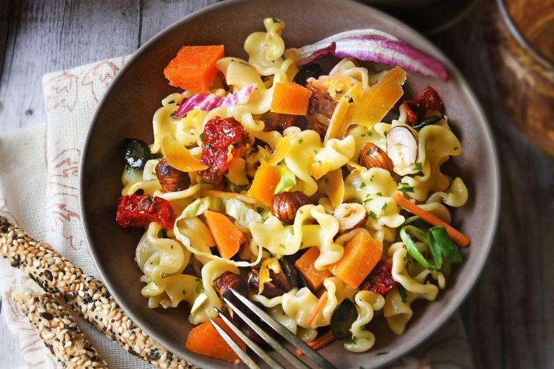 Salade de pâtes à la Mimolette et aux noisettes